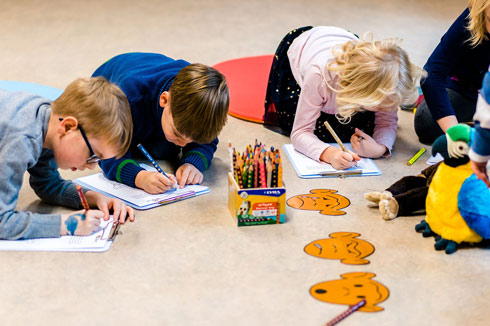 affenstill-Programm: Kinder während einer affenstill Übung